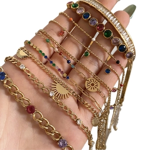Goldenes Edelstahl-Armband-Set mit bunten Zirkonia und Sonnen-Anhängern für Damen