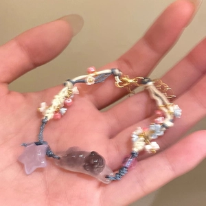 Détails du bracelet tissé main avec pendentifs chat et étoile violette en résine