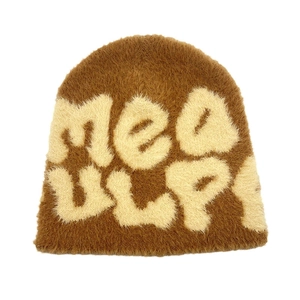 Gros plan du bonnet en peluche marron avec lettrage Mea Culpa crème et texture douce