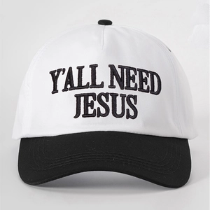 Detail der Y'ALL NEED JESUS Stickerei auf einer zweifarbigen Baumwoll-Cap