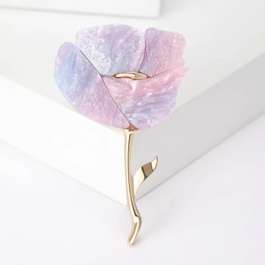 Elegante rozenbroche met paarse marmeren harsblaadjes en gouden bladeren op witte basis