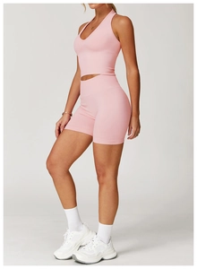 Détail d'un ensemble de yoga rose sans couture avec haut dos nu et short taille haute
