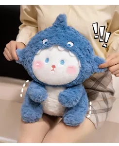 Details von Plüschkatze im blauen Haikostüm mit weicher Textur und rosa Wangenakzenten