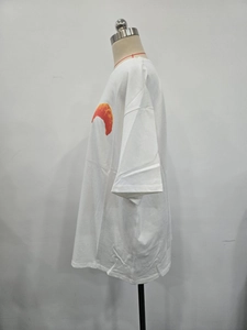 Detailansicht eines weißen Baumwoll-T-Shirts mit lebhaftem orangefarbenem Croissant-Print