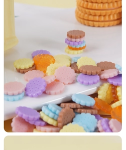 Macro-opname van kleurrijke 1,4 cm miniatuur harskoekjes met golvende randen voor DIY