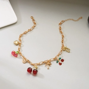 Detail der goldenen Gliederkette mit Kirschen, Erdbeeren und Schleifenanhängern