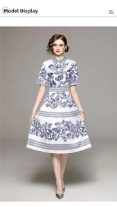 Détail de robe à imprimé floral bleu et blanc avec col à revers et coupe cintrée
