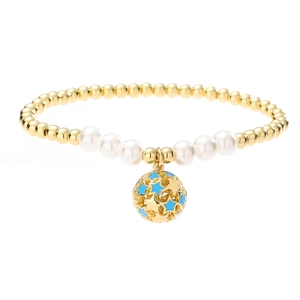 Bracelet en perles dorées avec perles et pendentif étoile bleue sur fond blanc