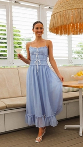 Détail de la robe mi-longue bleu clair montrant la texture fine et le cordon au buste