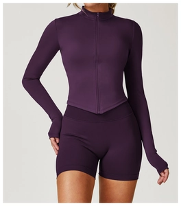 Details der lila Sportjacke mit Stehkragen, Reißverschluss und Daumenloch-Ärmeln