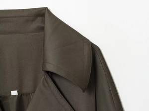 Detail von Jacken-Ausschnitt und Schulter aus hochwertigem Twill-Gewebe in Olivgrün