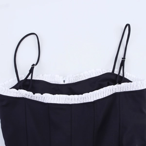 Robe noire pour femmes avec volants blancs et fines bretelles réglables et élégantes