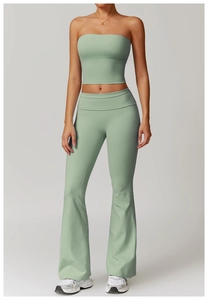 Détail de l'ensemble de yoga vert sauge avec haut sans bretelles et pantalon évasé
