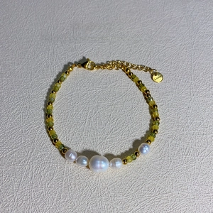 Detail von Perlen- und Kristallarmband mit Edelstahl-Verlängerungskette von 16+5cm