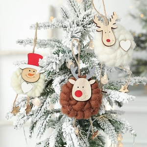 Handgefertigter Weihnachtsbaumschmuck aus Filz mit Schneemann und Rentier Motiven