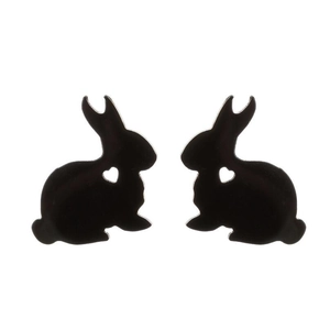 Minimalistische schwarze Hasenohrstecker mit herzförmigem Hohldesign auf weißem Hintergrund
