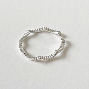 Detailed close-up of a 925 sterling silver minimalist wavy ring with a polished metallic finish