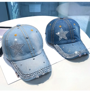 Detail von Denim-Basecaps mit Strasssternen und kristallbesetzten Schirmkanten