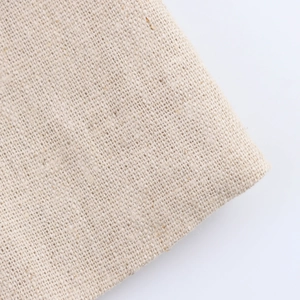Macro della texture del tessuto di lino beige e del motivo a trama grossolana del capo