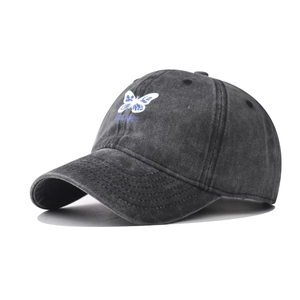 Casquette de baseball gris foncé délavé avec papillon bleu brodé et texte DREAM'S