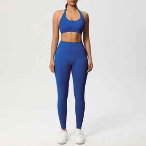 Vista frontale del completo reggiseno sportivo e leggings yoga blu reale