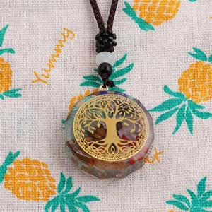 Détail du pendentif chakra arbre de vie fait main avec des pierres naturelles colorées