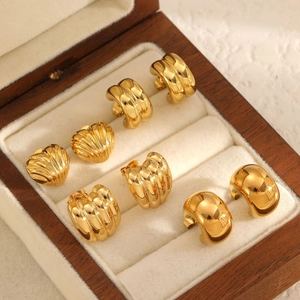 Retro 18k gold plated stainless steel C-shaped stud earrings with textured shell finish