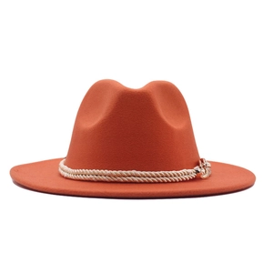 Détail du chapeau fedora orange en feutre avec ruban tressé crème et boucle en métal