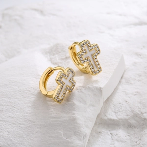 Orecchini a cerchio placcati oro 18K con croce di zirconi su sfondo in pietra