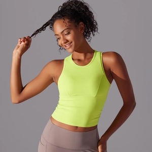 Détail d'un débardeur de yoga jaune fluo ajusté avec une encolure ronde classique et épurée
