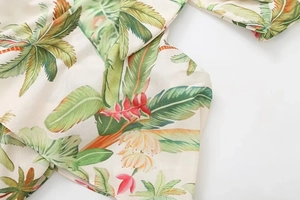 Gros plan sur un tissu à imprimé feuilles de palmier tropical avec texture détaillée