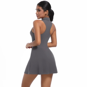 Vue détaillée de la découpe au dos d'une robe de sport moulante grise et ajustée