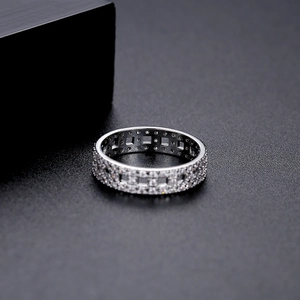 Eleganter silberfarbener Eternity-Ring mit kompletter Zirkonia-Mikropavé-Fassung