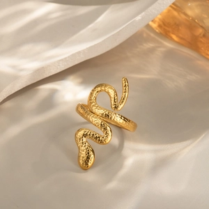 Bague serpent minimaliste en or 18 carats avec texture martelée sur fond élégant