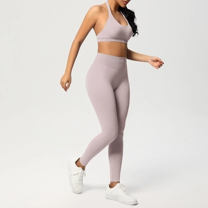 Vista laterale del set da yoga a costine lavanda con reggiseno a vogatore e leggings