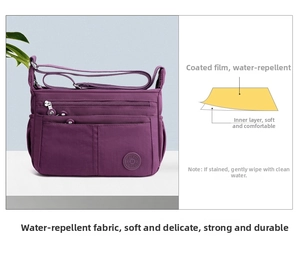 Detalle del bolso bandolera de nailon morado con tela impermeable y diseño de multibolsillos