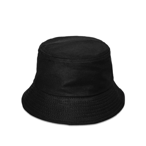 Détail d'un chapeau bob noir montrant le tissu en sergé de coton et les coutures du rebord