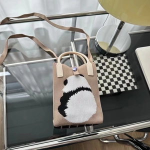 Détail du mini sac tricoté beige panda avec bouton violet et bandoulière tissée