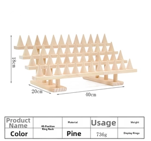 Dettaglio dell'espositore per anelli in legno di pino a 48 fessure 40x20x18 cm