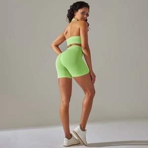 Vista posteriore del set da yoga verde neon con reggiseno sportivo e pantaloncini a vita alta