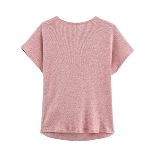 Texture détaillée du tricot côtelé rose poudré sur le dos d'un haut à manches courtes