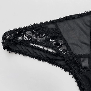 Sexy schwarzer Spitzen-Tanga für Damen mit Schleife und transparentem Netzmuster