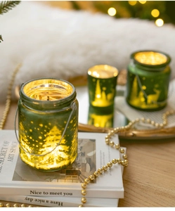 Trois tailles de lanternes de Noël en verre vert avec rennes et lumières LED chaudes