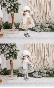 Détail de pendentifs anges de Noël en peluche beige et gris avec bottes argentées