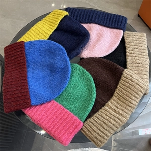 Minimalist two-tone knitted beanie hats for women in various colors for autumn and winter