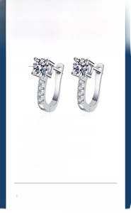 Détail des boucles d'oreilles moissanite 1ct en forme de U en argent s925 plaqué