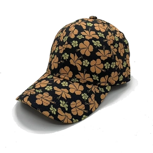 Détail d'une casquette de baseball à fleurs avec hibiscus orange sur tissu noir