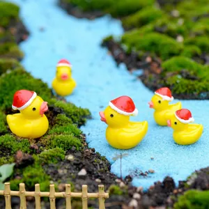 5-piece set of mini Christmas resin ducks with red hats for moss landscape and DIY decor