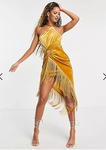 Détail de robe dos nu en velours avec ourlet à franges et corsage plissé chic