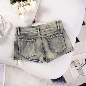 Details von Vintage-Jeans-Shorts mit niedrigem Bund, Fransensaum und Gesäßtaschen